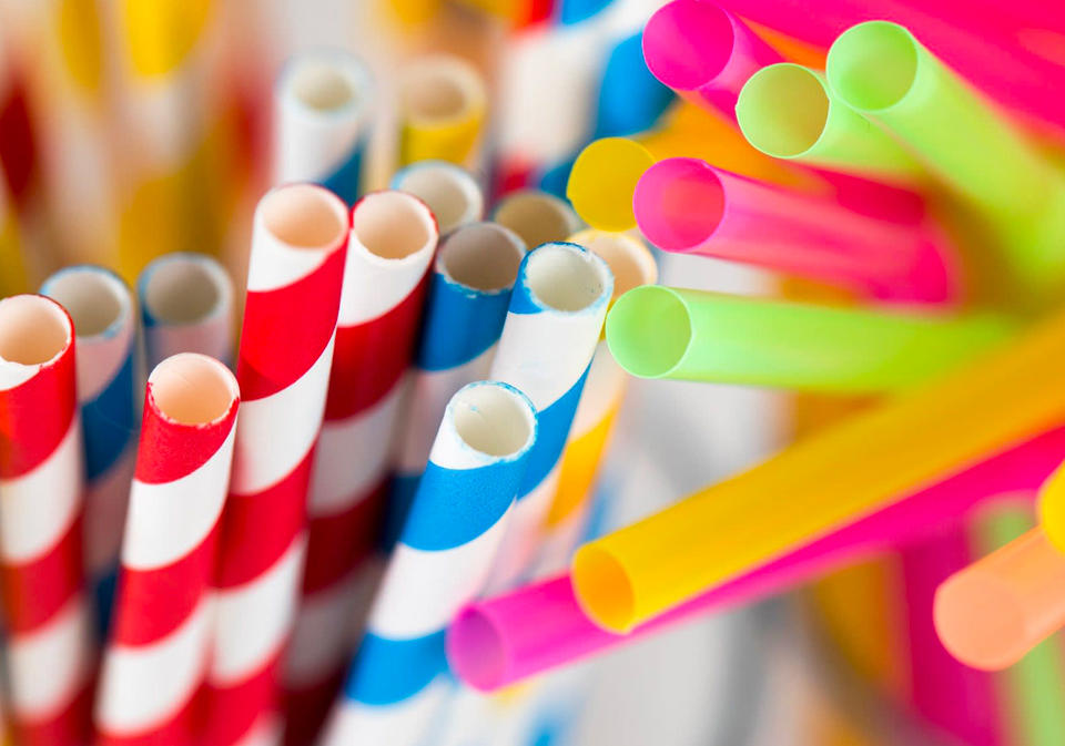Comparison of two types of biodegradable straws - paper straws and PLA straws